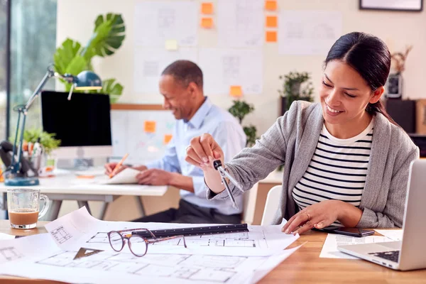 Arquitectos Masculinos Femeninos Que Trabajan Oficinas Los Escritorios Los Planes —  Fotos de Stock