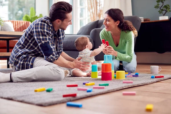Família Transgênero Com Bebê Jogando Jogo Com Brinquedos Coloridos Salão — Fotografia de Stock