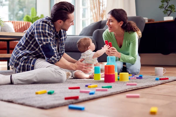 Famiglia Transgender Con Gioco Del Bambino Con Giocattoli Colorati Salotto — Foto Stock