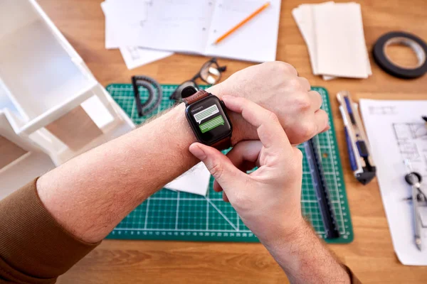 Pov Tiro Arquiteto Masculino Trabalhando Escritório Usando Relógio Inteligente — Fotografia de Stock