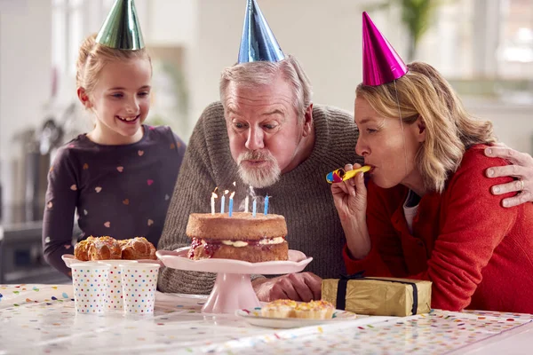 Nonni Con Nipote Festeggiano Compleanno Con Festa Casa Insieme — Foto Stock