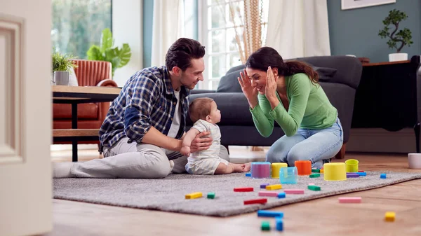 Família Transgênero Com Bebê Jogando Jogo Com Brinquedos Coloridos Salão — Fotografia de Stock