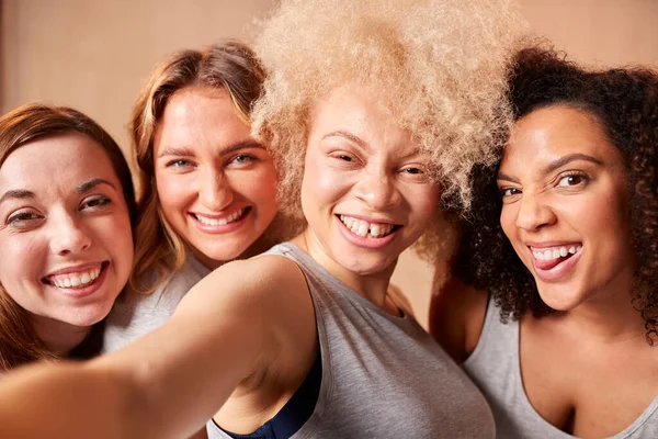 Gruppo Diverse Amiche Positive Del Corpo Abbigliamento Casual Posa Selfie — Foto Stock