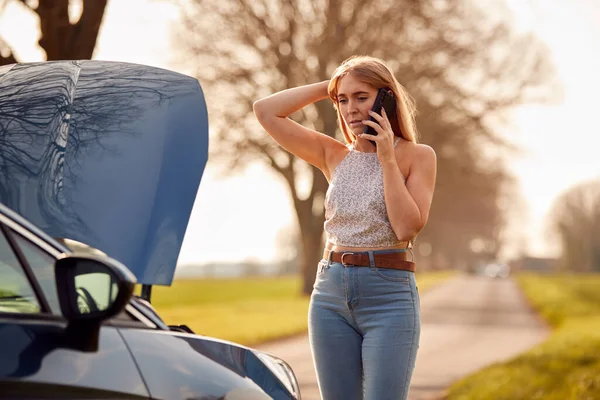 Vrouw Met Kapotte Auto Land Weg Bellen Voor Hulp Mobiele — Stockfoto