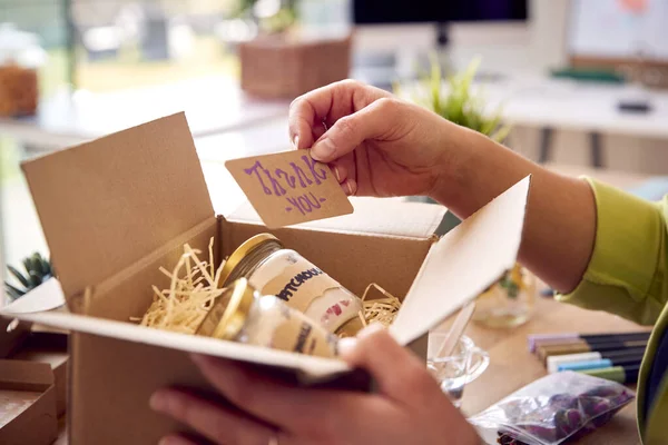Vrouw Loopt Online Business Home Verpakking Etikettering Boutique Kaarsen Klaar — Stockfoto