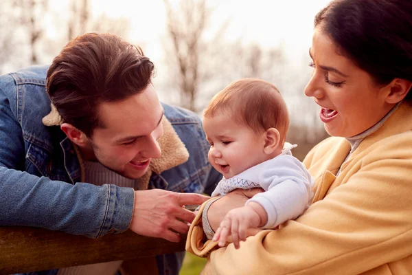 Transgender Familie Met Baby Genieten Wandelen Herfst Winter Platteland — Stockfoto