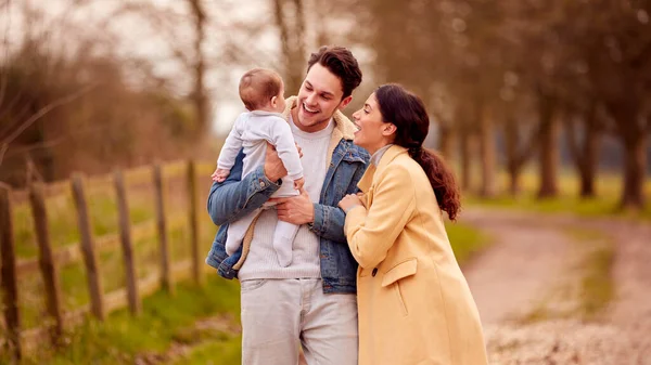 Famiglia Transgender Con Bambino Godendo Piedi Autunno Inverno Campagna — Foto Stock