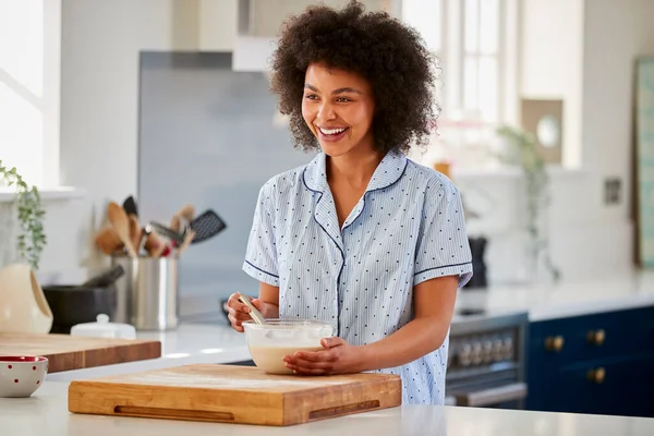 Mujer Usando Pijamas Haciendo Panqueques Mañana Cocina Casa —  Fotos de Stock