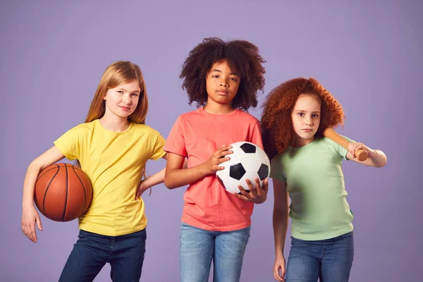 青紫背景下足球篮球棒球用运动器材拍摄儿童演播室 — 图库照片