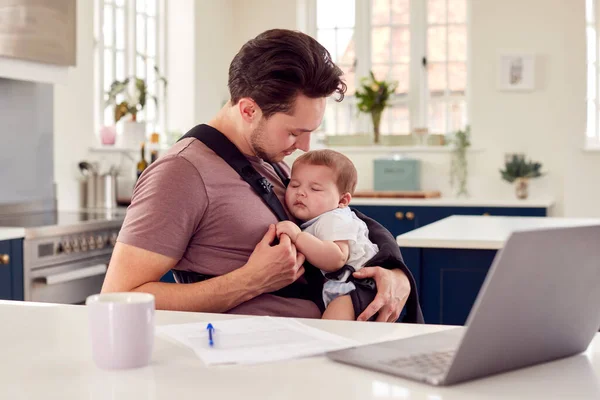 Transznemű Apa Dolgozik Otthonról Laptop Vigyáz Baby Son Sling — Stock Fotó