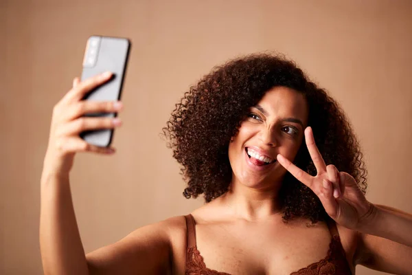 Stúdió Lövés Magabiztos Természetes Test Pozitív Fehérnemű Pózol Selfie Mobiltelefonon — Stock Fotó