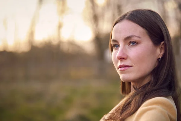 Hoofd Schouders Portret Van Een Vrouw Wandeling Door Herfst Winter — Stockfoto