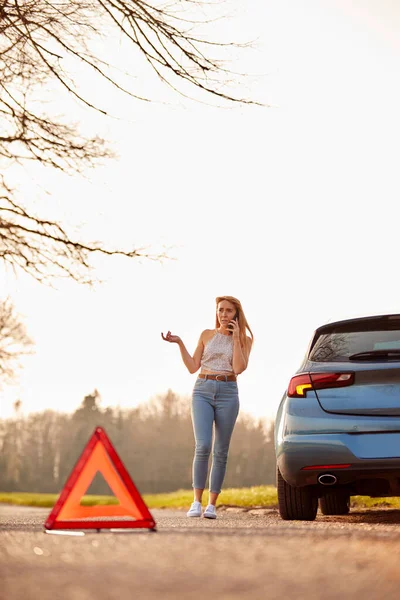 Araba Arızası Için Tehlike Uyarı Üçgeni Şareti Kadın Yardım Istiyor — Stok fotoğraf