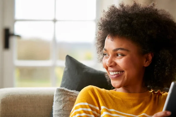 Frau Entspannt Sich Hause Auf Sofa Mit Digitalem Tablet Film — Stockfoto