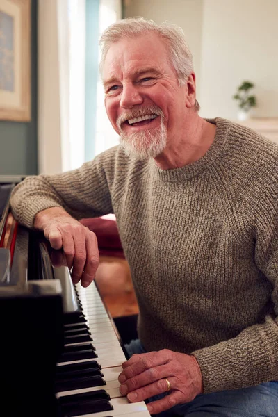 Portrait Senior Man Home Enjoying Learning Play Piano — Stock Photo, Image