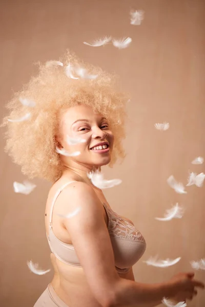 Plumes Tombant Sur Confiant Naturel Albinos Femme Sous Vêtements Promouvoir — Photo