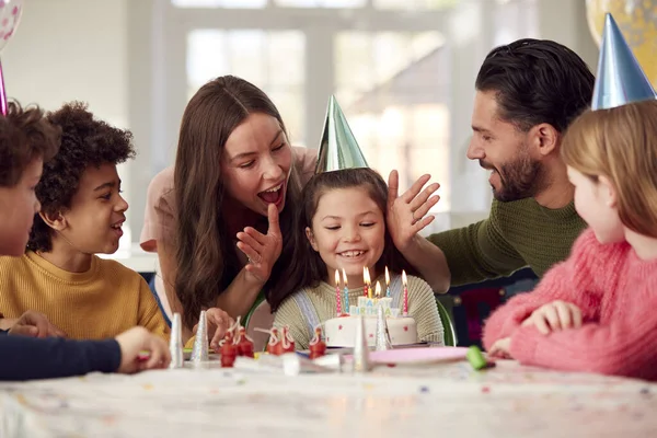 Flicka Med Ljus Födelsedagen Tårta Överraskningsfest Med Föräldrar Och Vänner — Stockfoto