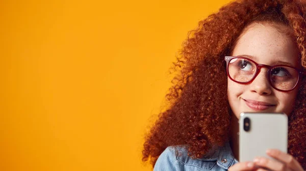 Studio Portret Van Jong Meisje Dragen Van Glazen Met Behulp — Stockfoto