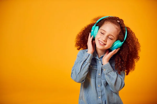 Estúdio Tiro Sorrir Jovem Ouvindo Música Fones Ouvido Contra Fundo — Fotografia de Stock