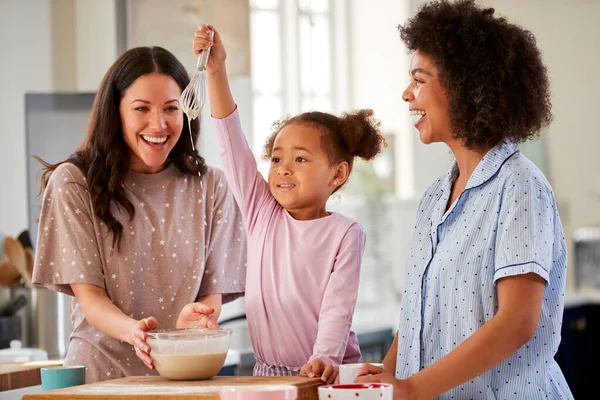 Familie Mit Zwei Müttern Tragen Pyjamas Herstellung Morgen Pfannkuchen Küche — Stockfoto