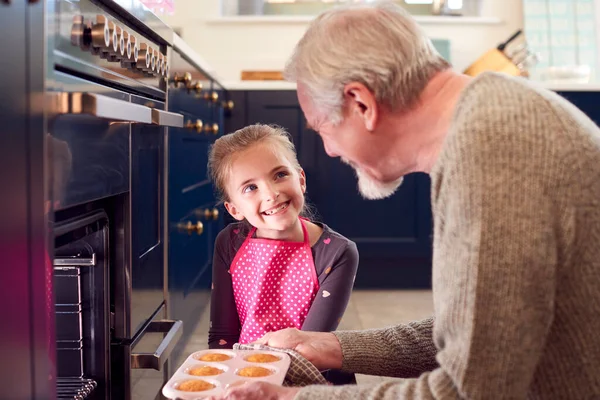 Morfar Och Barnbarn Nybakade Kakor Ugnen Köket Hemma — Stockfoto