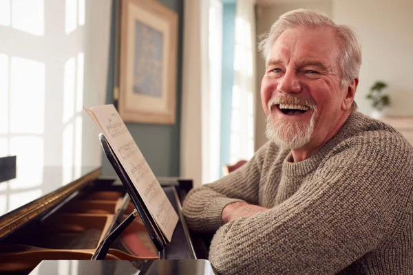 Retrato Homem Sênior Casa Aprender Tocar Piano — Fotografia de Stock