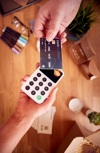 手作りのキャンドルのための銀行カードから取られている非接触カード支払いのオーバーヘッドショット — ストック写真