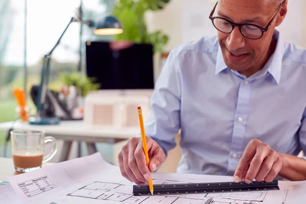 Volwassen Mannelijke Architect Werkt Office Desk Aan Plannen Voor Nieuwbouw — Stockfoto