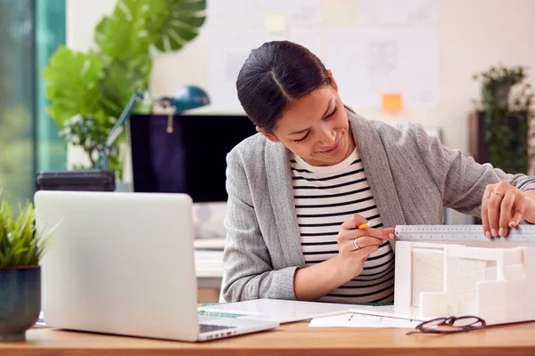 Vrouwelijke Architect Werkt Office Zittend Aan Bureau Studeren Model Van — Stockfoto