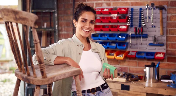 Retrato Mulher Que Corre Negócio Oficina Casa Que Restaura Upcycling — Fotografia de Stock