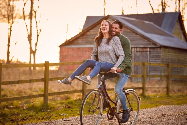 Paar Radelt Mit Frau Lenker Durch Die Landschaft — Stockfoto