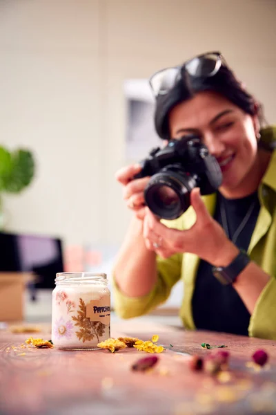 Vrouw Loopt Online Business Making Boutique Kaarsen Nemen Van Foto — Stockfoto