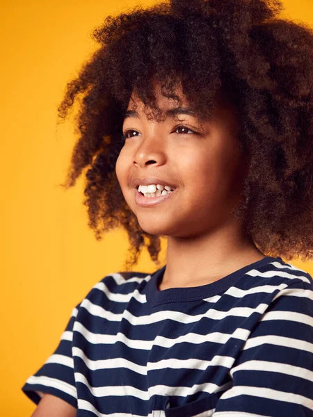 Estudio Retrato Sonriente Joven Disparo Contra Fondo Amarillo — Foto de Stock