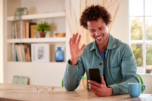 Man Sitter Vid Bordet Hemma Använda Mobiltelefon För Videosamtal — Stockfoto