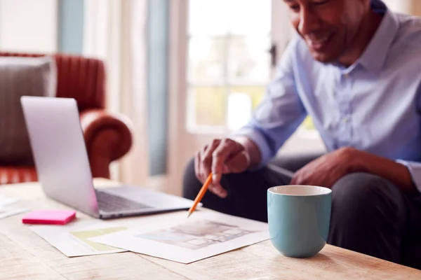 Gammal Man Arkitekt Eller Inredningsarkitekt Som Arbetar Hemifrån Tittar Design — Stockfoto