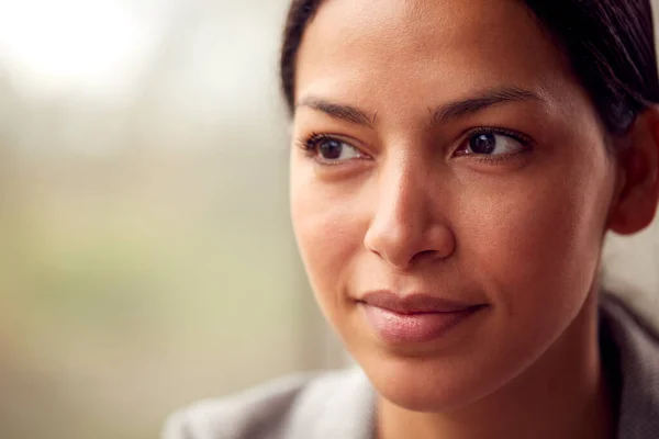 Hoofd Schouders Portret Van Vrouw Zakenvrouw Staande Door Het Raam — Stockfoto