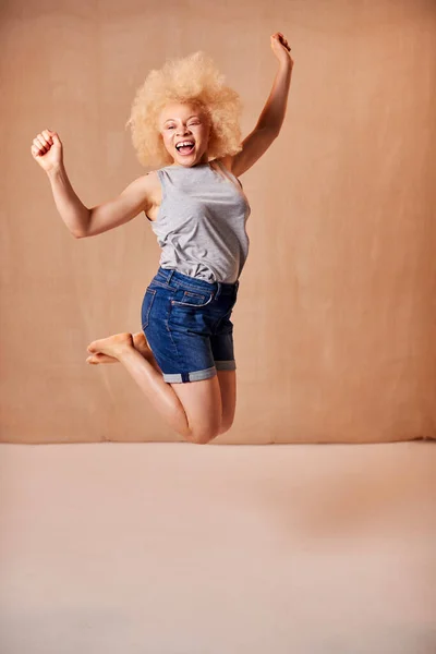 Estúdio Retrato Tiro Corpo Positivo Albino Mulher Pulando — Fotografia de Stock