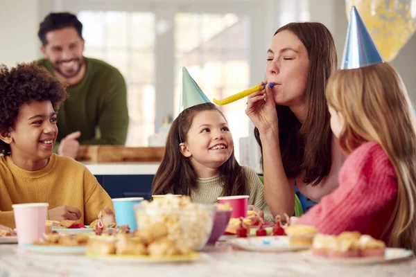 Meisje Met Ouders Vrienden Thuis Vieren Verjaardag Met Feest Blowers — Stockfoto