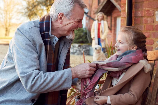 Großeltern Mit Enkelin Vor Haus Bereiten Sich Auf Winterspaziergang Vor — Stockfoto