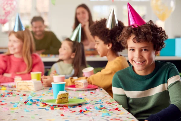 Portret Van Jongen Eten Verjaardag Taart Het Feest Met Ouders — Stockfoto