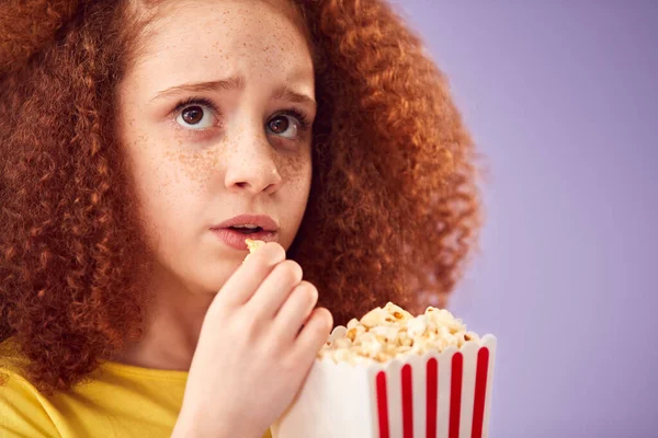 Criança Animada Comendo Pipoca Assistindo Televisão Filme Esportivo Serial  Game Online Filme De Mídia Social Imagem de Stock - Imagem de pupila,  filme: 266022755