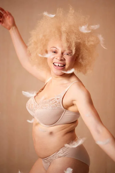 Φτερά Πέφτουν Αυτοπεποίθηση Φυσικό Albino Γυναίκα Εσώρουχα Προώθηση Της Θετικότητας — Φωτογραφία Αρχείου