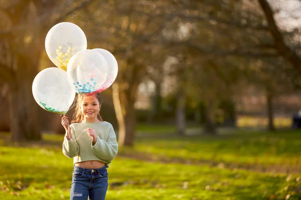 Retrato Menina Livre Campo Jogando Com Balões — Fotografia de Stock