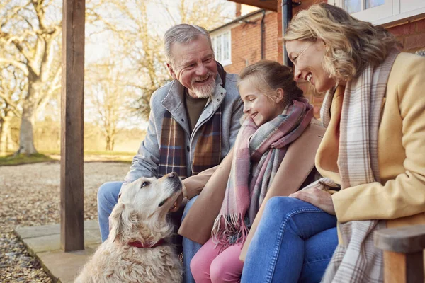 Großeltern Mit Enkelin Und Haustierhund Vor Dem Haus Bereiten Sich — Stockfoto