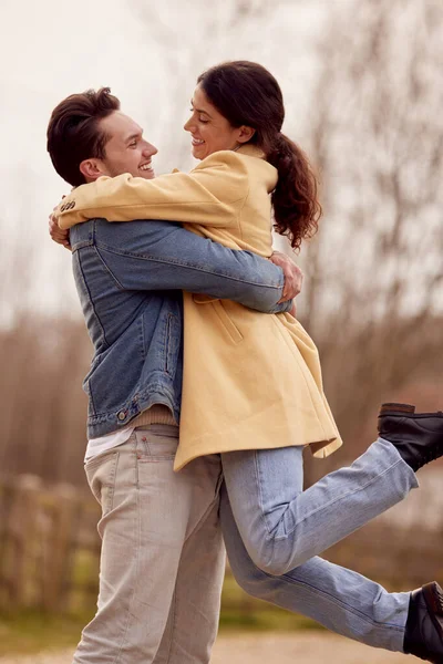 Loving Transgender Paar Genieten Wandelen Herfst Winter Platteland — Stockfoto