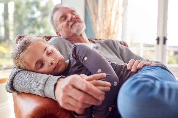 Abuelo Nieta Durmiendo Durante Día Salón Casa Juntos — Foto de Stock