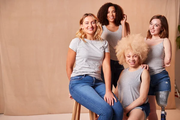 Grupo Diversas Mujeres Vestidas Casualmente Amigos Uno Con Prótesis Extremidad —  Fotos de Stock