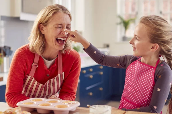 Grootmoeder Met Kleindochter Bakken Cupcakes Zetten Icing Hun Neus Thuis — Stockfoto