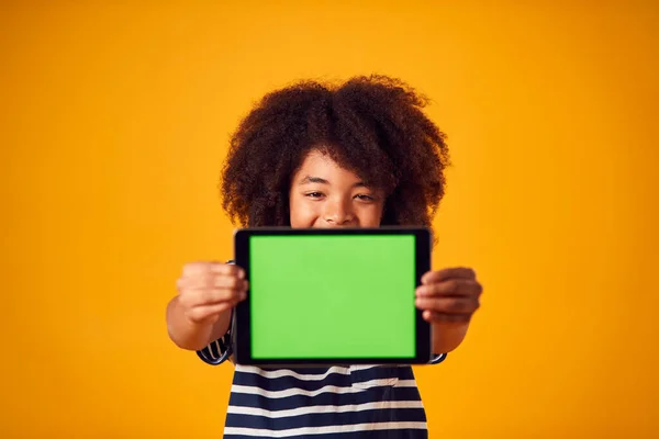 Sarı Arkaplan Karşısında Yeşil Ekranlı Dijital Tablet Kullanan Çocuğun Stüdyo — Stok fotoğraf