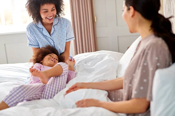 Família Com Duas Mães Vestindo Pijama Brincando Cama Casa Com — Fotografia de Stock